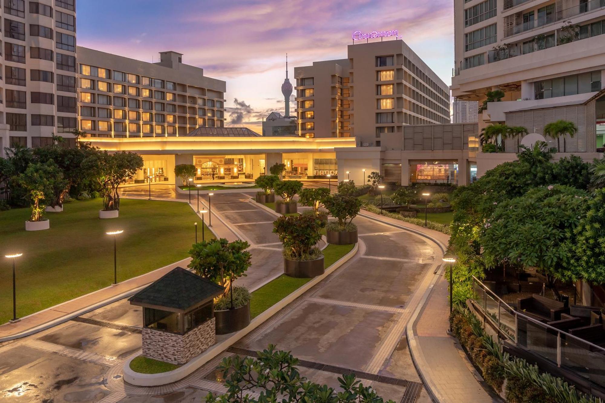 Cinnamon Grand Colombo Exterior photo The hotel's main entrance